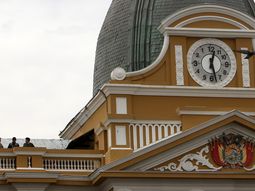 Insólito: el reloj del Congreso boliviano gira al revés