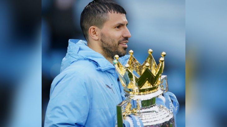 La broma del Kun Agüero en la premiación de la Premier League: Dale que pesa la copa, bo...