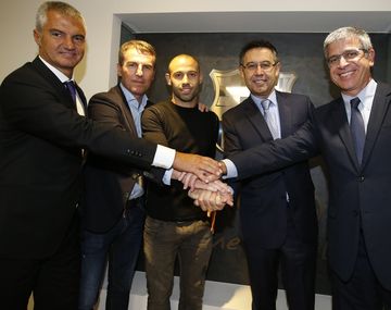 Javier Macherano firmó su renovación con el Barcelona hasta junio  de 2019.