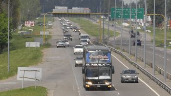 comenzo el exodo y miles de autos se dirigian hacia la costa comenzo el exodo y miles de autos se dirigian hacia la costa