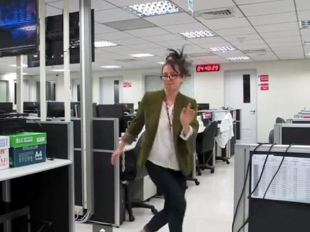 Una famosa actriz contrató a la periodista que renunció bailando