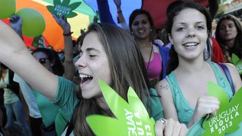 uruguay: legalizan la venta y la produccion de marihuana uruguay: legalizan la venta y la produccion de marihuana