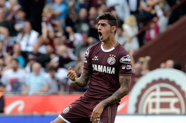 Lanús lo dio vuelta con un polémico penal y sigue en lo más alto del torneo