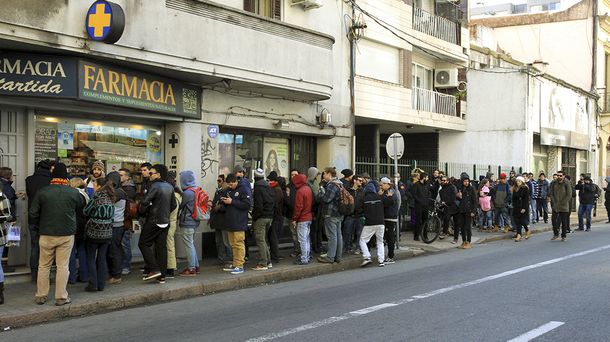 Filas en las farmacias de Uruguay para conseguir marihuana