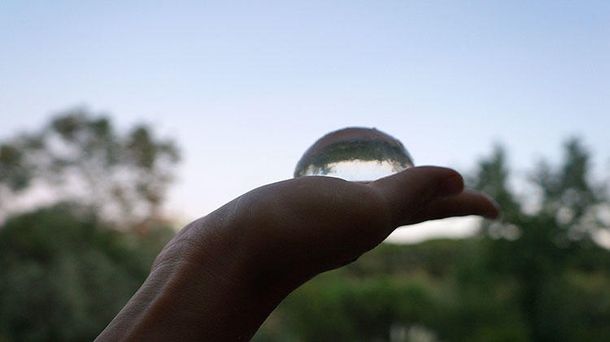 La primera botella de agua comestible para olvidarse del plástico y la contaminación
