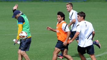 el terrible pelotazo de riquelme a bianchi en el entrenamiento de boca el terrible pelotazo de riquelme a bianchi en el entrenamiento de boca