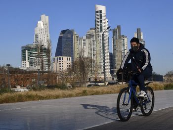 Feriado con cielo despejado y máxima de 19° en la Ciudad y alrededores