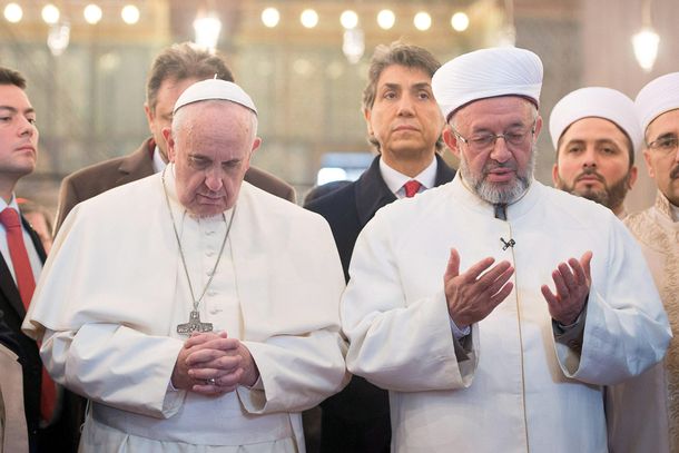 El Papa comenzó su recorrida por Estambul en una mezquita