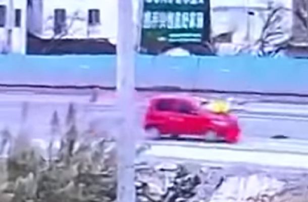 VIDEO: Atropelló a una mujer y la arrastró por 50 metros