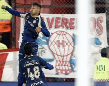 Argentinos Juniors le ganó a Huracán y le dio una mano a Racing