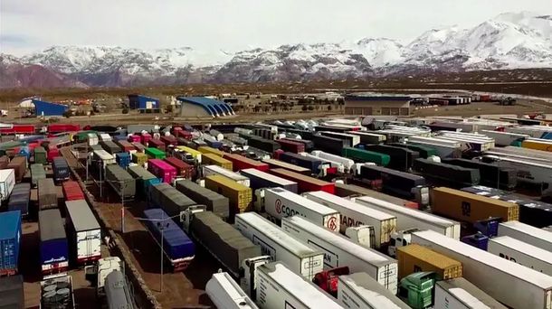 Nieve en Mendoza: camiones quedaron varados en la ruta a la espera de la reapertura del paso Cristo Redentor