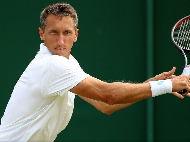 Es ucraniano, supo ganarle a Federer en Wimbledon y se alistó al ejército