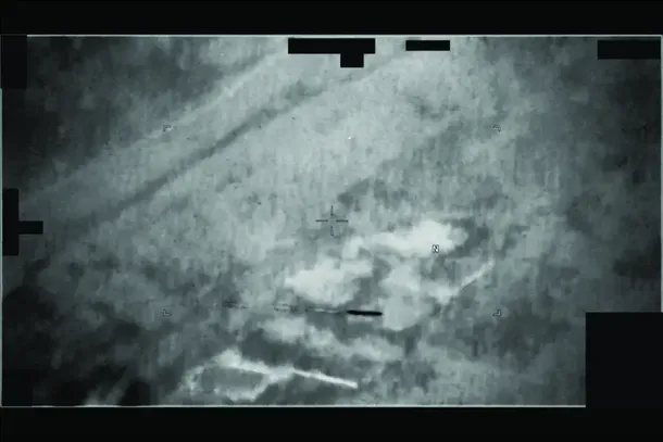 Fotograma de un vídeo que muestra un UAP (fenómeno aéreo no identificado) sobrevolando Oriente Medio en mayo de 2022