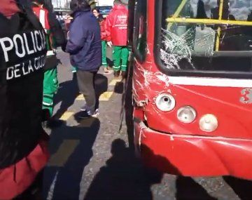 Fuerte choque entre un colectivo y una camioneta en Villa Luro.