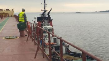 Un barco quedó varado en el Río de La Plata y obstruye parte del canal Martín García que une Argentina con Uruguay. Un barco quedó varado en el Río de La Plata y obstruye parte del canal Martín García que une Argentina con Uruguay.
