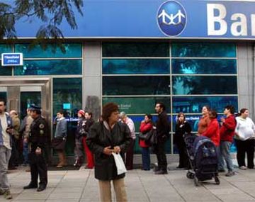 Cayeron casi 50% los depósitos en dólares