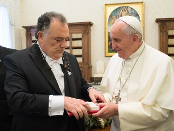 El papa le ofrece un obsequio a Eduardo Valdés
