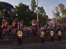 locura total: el banderazo con el que miles de hinchas de river despidieron a su equipo locura total: el banderazo con el que miles de hinchas de river despidieron a su equipo