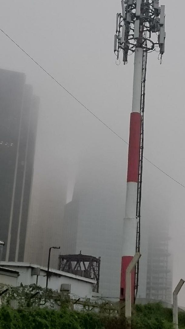 La densa niebla sigue posada sobre la Ciudad pasado el mediodía