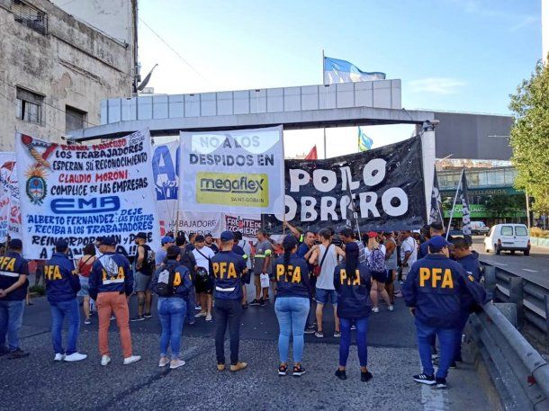 Caos en el tránsito: cortan el Puente Pueyrredón y preparan un acampe en la 9 de Julio