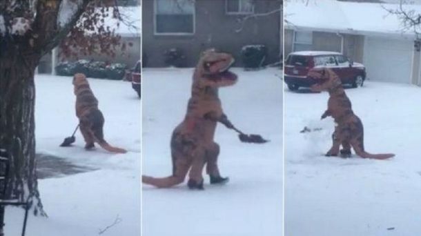 VIDEO: Un dinosaurio que limpia la nieve en Estados Unidos es furor en Facebook