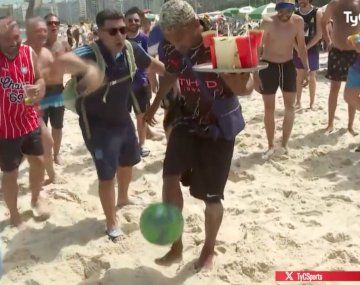 Un mozo brasileño sorprendió a todos haciendo jueguitos en la playa de Río