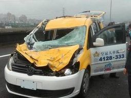 asi quedo un taxi que fue golpeado por el avion de transasia en su caida asi quedo un taxi que fue golpeado por el avion de transasia en su caida
