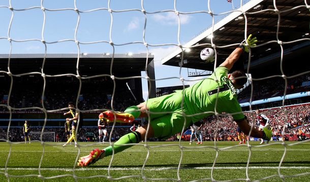 Aston Villa, con Dibu Martínez cómo figura, ganó 3-1 y sueña con la Champions