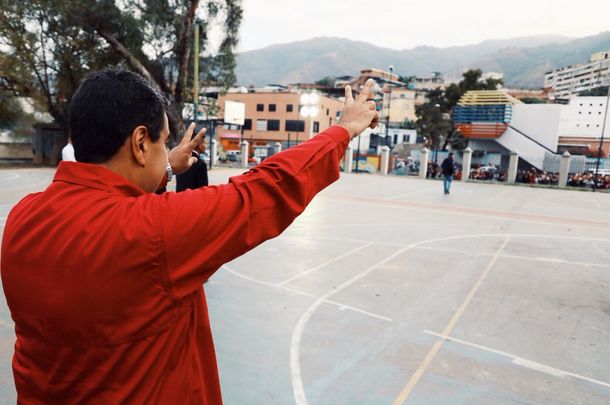 Nicolás Maduro saluda a su gente tras votar