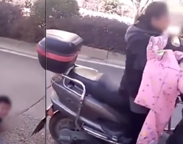 VIDEO: Arrastró a su hijo por la calle con una moto por ser muy travieso