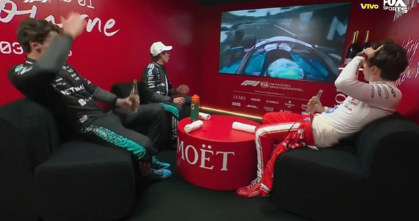George Russell, Kimi Antonelli y Charles Leclerc mirando la brillante maniobra de Franco Colapinto