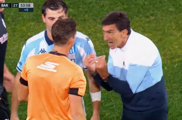 Explotó Gustavo Costas contra el árbitro: Racing convirtió, pero se lo anularon por penal a favor de Barracas
