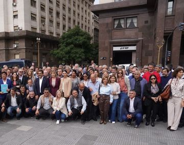 Intendentes de todo el país marcharon al Ministerio de Economía con un duro reclamo para el Gobierno