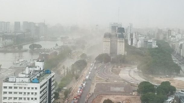 Entrá el auto y protegete de la lluvia: se viene la tormenta con granizo