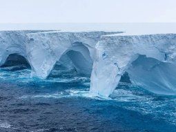 Antártida: se desprendió el iceberg más grande del mundo y navega sin rumbo por el océano