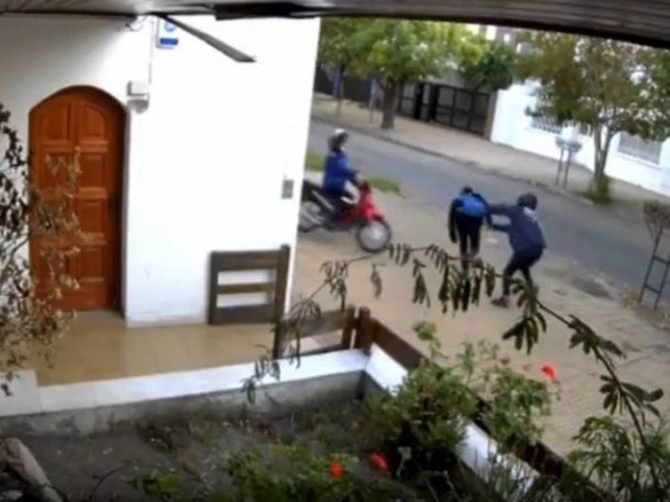 La Plata: motochorros arrastraron a un joven para robarle