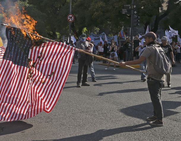 Una suerte de bandera de Estados Unidos fue quemada durante la marcha contra el G20