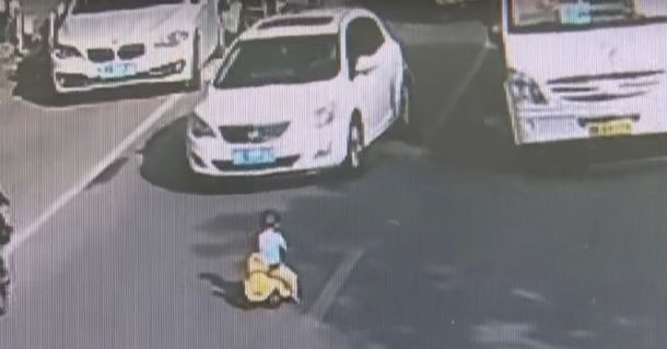 Un nene se mete triciclo en una calle a contramano con su triciclo