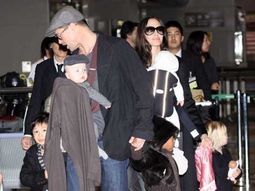 062c5_angelina-brad-hijos-tokyo 062c5_angelina-brad-hijos-tokyo