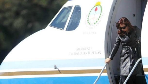 Cristina partió hacia El Calafate donde encabezará un acto junto a Peralta