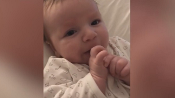 El bebé que a apenas dos meses de haber nacido le dice hola a su mamá El bebé que a apenas dos meses de haber nacido le dice hola a su mamá