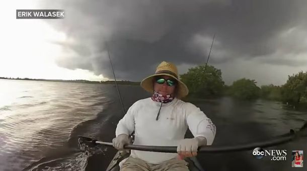 Un hombre remó por su vida para salir de una tormenta eléctrica en ciernes