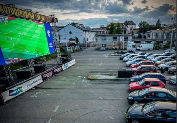 Hinchas de un equipo checo los alentaron desde un autocine.