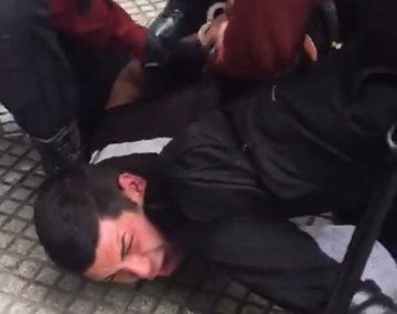 Denuncian violento desalojo de manteros en Flores por parte de la Policía de la Ciudad