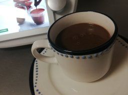 Recomiendan chocolate en taza para mejorar la memoria y concentración