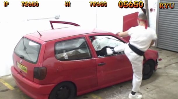 VIDEO: un joven recrea Street Fighter y destruye su auto a los golpes