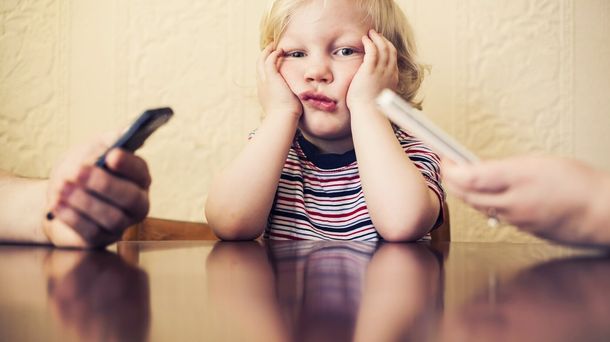 Odio el teléfono de mi mamá: la triste carta de un nene a su profesora