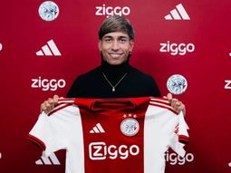 ajax presento a maher carrizo tras su salida de velez: firmo hasta 2030 y dejo una cifra millonaria ajax presento a maher carrizo tras su salida de velez: firmo hasta 2030 y dejo una cifra millonaria