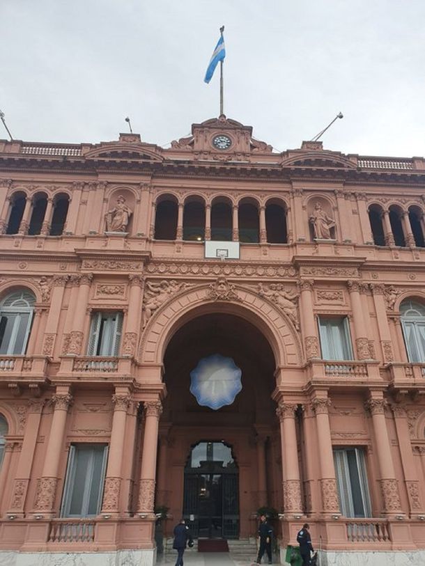La Casa Rosada amaneció con un aro de básquet en su entrada