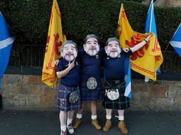 para cargar a los ingleses, escoceses se disfrazaron de maradona para cargar a los ingleses, escoceses se disfrazaron de maradona